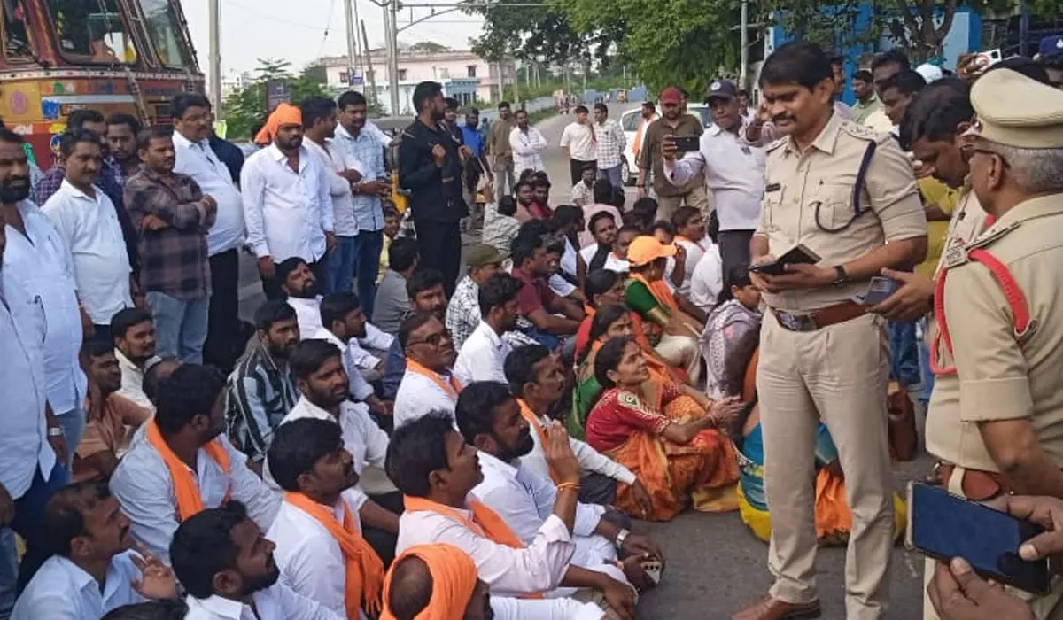 గోదావరిఖనిలో గుళ్ల కూల్చివేతపై హిందూ సంఘాల ఆందోళన