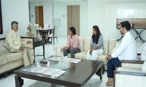ఏపీ సీఎం చంద్రబాబుతో భేటీ అయిన ఉమెన్స్ క్రికెటర్ శ్రీచరణి ఏపీ సీఎం చంద్రబాబుతో భేటీ అయిన ఉమెన్స్ క్రికెటర్ శ్రీచరణి