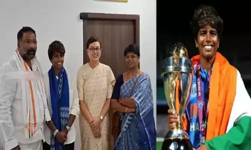 Vakiti Srihari: మంత్రి వాకిటి శ్రీహరిని కలిసిన మహిళా క్రికెట్ ప్లేయర్ అరుంధతి రెడ్డి Vakiti Srihari: మంత్రి వాకిటి శ్రీహరిని కలిసిన మహిళా క్రికెట్ ప్లేయర్ అరుంధతి రెడ్డి