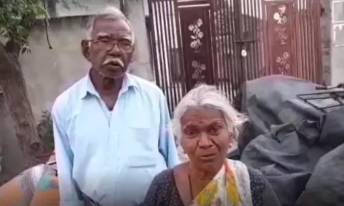 వృద్ధ దంపతుల పట్ల ప్రైవేట్ లోన్ ఏజెన్సీ కర్కషత్వం.. లోన్ కట్టలేదని ఇంటికి తాళం వేసిన లోన్ ఏజెన్సీ వృద్ధ దంపతుల పట్ల ప్రైవేట్ లోన్ ఏజెన్సీ కర్కషత్వం.. లోన్ కట్టలేదని ఇంటికి తాళం వేసిన లోన్ ఏజెన్సీ