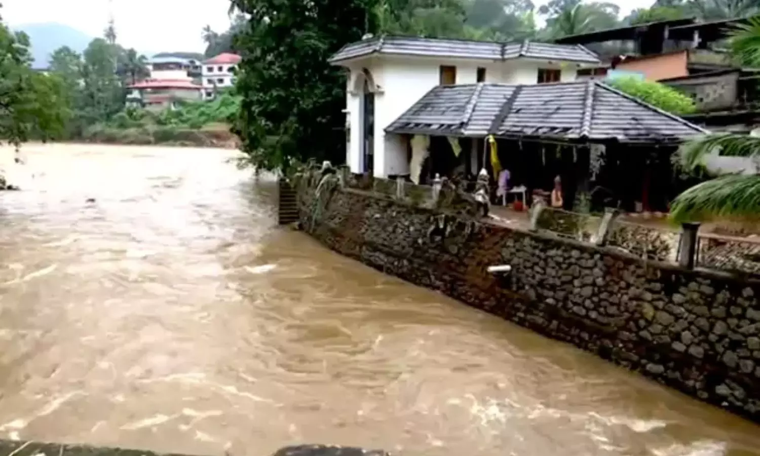 Kochi: కుప్పకూలిన నీటి ట్యాంక్.. జనావాసాలపై 1.38 కోట్ల లీటర్ల నీరు Kochi: కుప్పకూలిన నీటి ట్యాంక్.. జనావాసాలపై 1.38 కోట్ల లీటర్ల నీరు