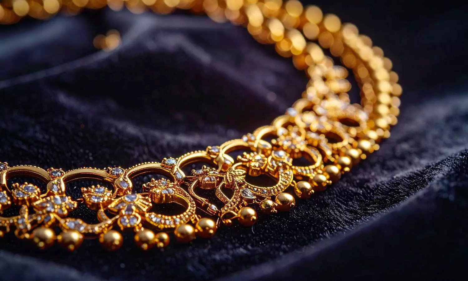 పసిడి ప్రియులకు బిగ్ షాక్! ఒక్కరోజులో బంగారం ధరలు అమాంతం పెరిగాయి — అసలు కొనకండి!