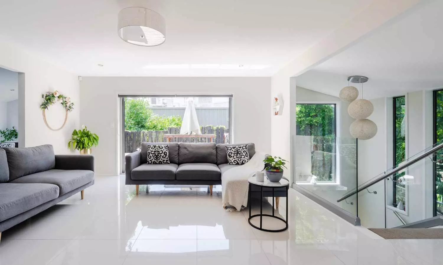 వాస్తు ప్రకారం ఇంట్లో శాంతి, సంపద, స్థిరత్వం కావాలంటే — ఈ 5 తప్పులు ఎప్పటికీ చేయకండి!