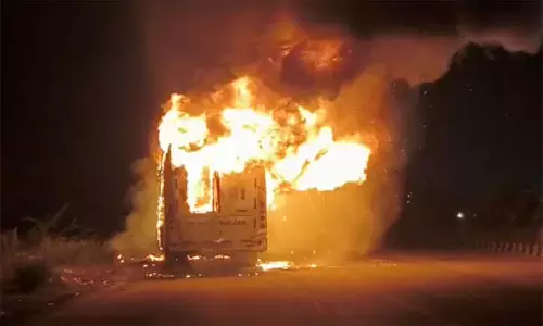 Vihaari Travels: హైదరాబాద్-విజయవాడ మధ్య మరో ట్రావెల్స్ బస్సు దగ్ధం Vihaari Travels: హైదరాబాద్-విజయవాడ మధ్య మరో ట్రావెల్స్ బస్సు దగ్ధం