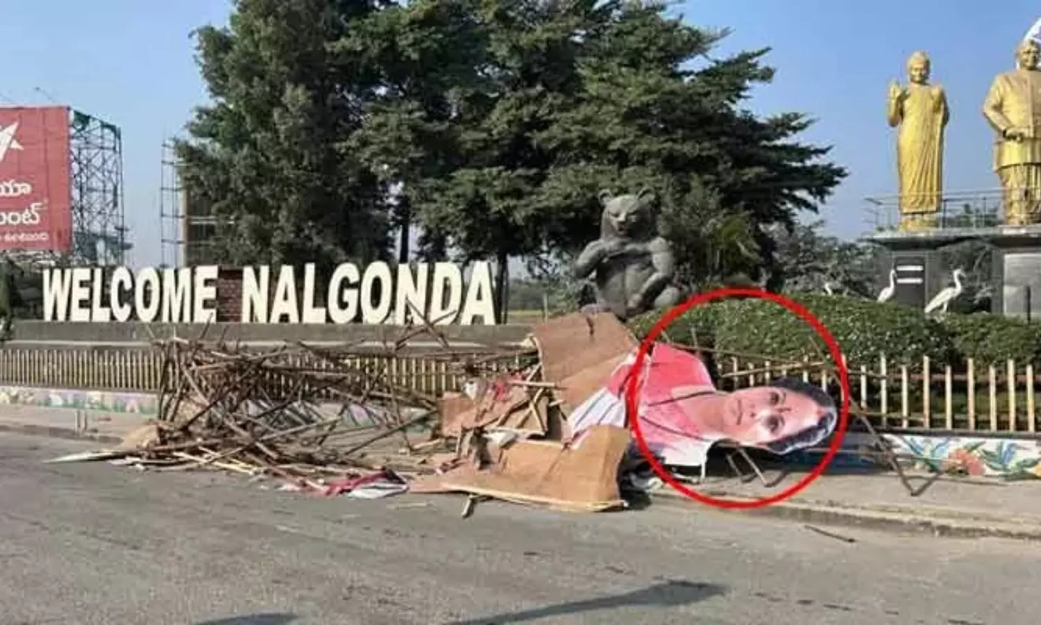 Kalvakuntla Kavitha: రాత్రికి రాత్రే కవిత ఫ్లెక్సీలు, హోర్డింగులు తొలగింపు.. జాగృతి నాయకుల ఆగ్రహం Kalvakuntla Kavitha: రాత్రికి రాత్రే కవిత ఫ్లెక్సీలు, హోర్డింగులు తొలగింపు.. జాగృతి నాయకుల ఆగ్రహం