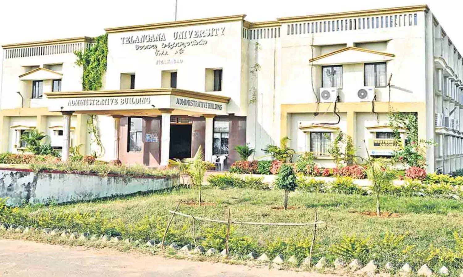 Nizamabad: తెలంగాణ యూనివర్సిటీలో విద్యార్థి నేతల నిరసన Nizamabad: తెలంగాణ యూనివర్సిటీలో విద్యార్థి నేతల నిరసన