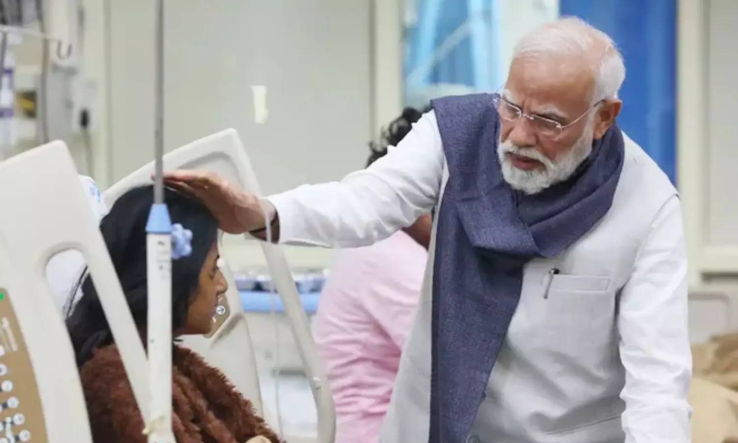 PM Modi: ఢిల్లీ పేలుడు బాధితులకు ప్రధాని మోడీ పరామర్శ.. ఎయిర్ పోర్టు నుంచి నేరుగా ఆసుపత్రికి..