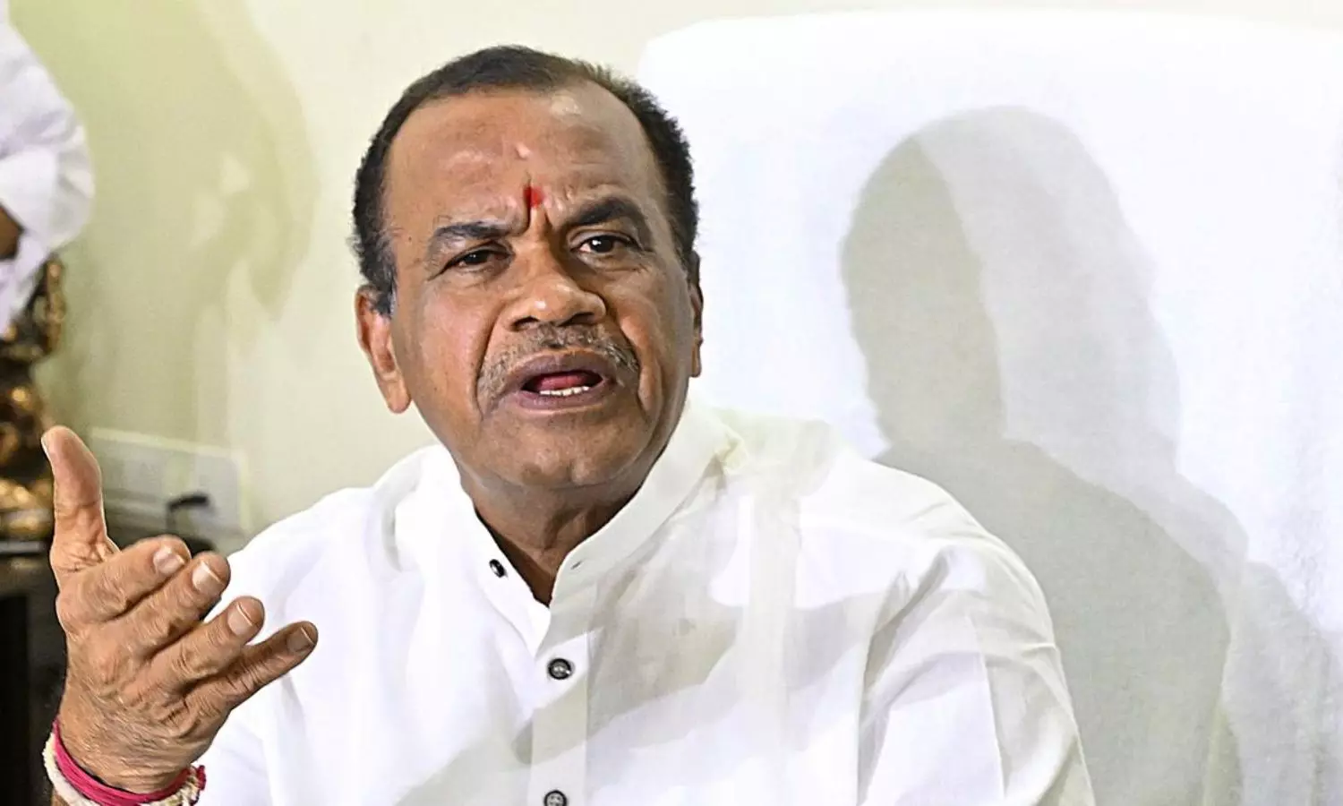 Komatireddy Venkat Reddy: కవిత ఇష్యూపై మంత్రి వెంకట్ రెడ్డి స్పందన Komatireddy Venkat Reddy: కవిత ఇష్యూపై మంత్రి వెంకట్ రెడ్డి స్పందన