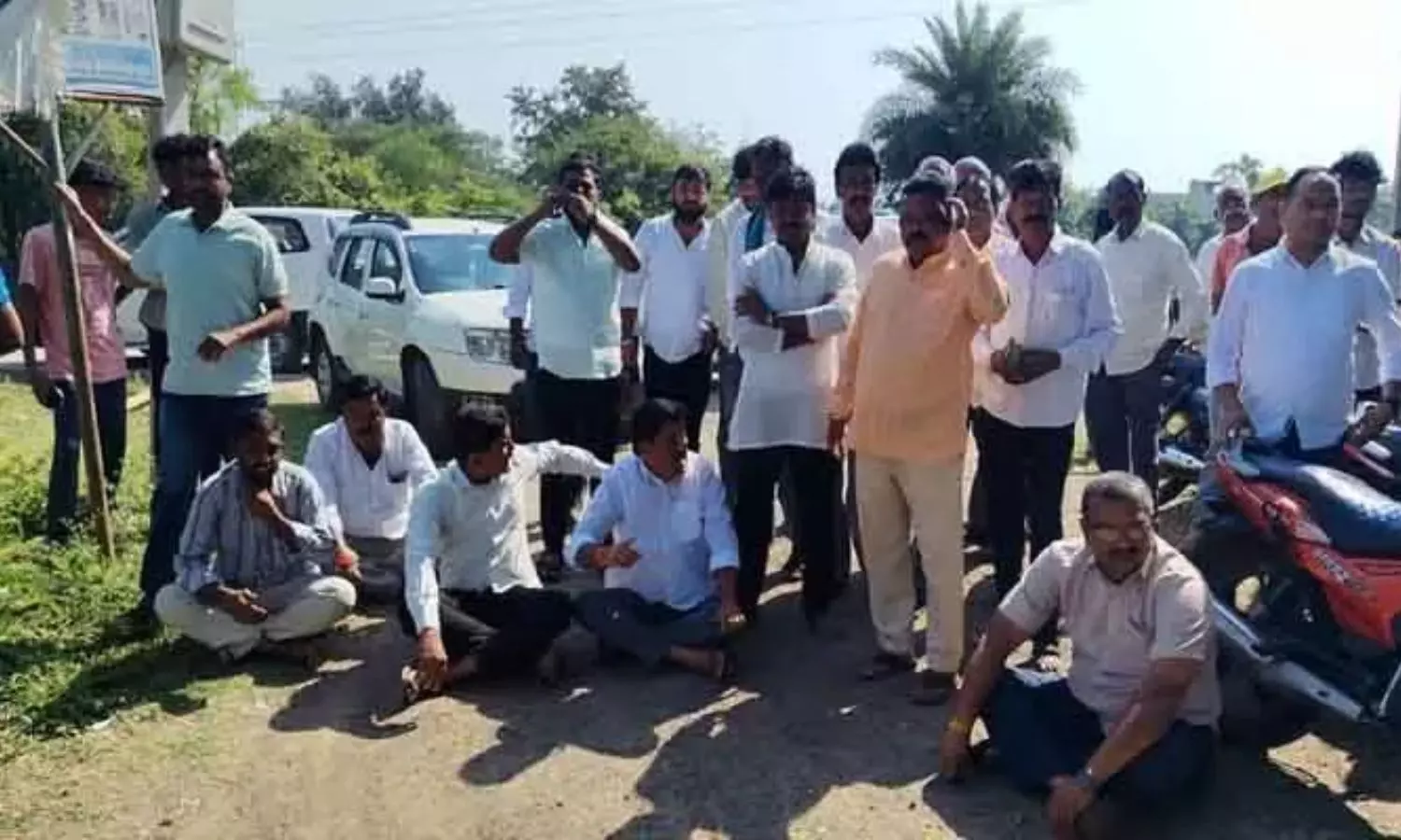 ఆదిలాబాద్ జిల్లా బోథ్లో కాంగ్రెస్, బీఆర్ఎస్ నేతల ఘర్షణ ఆదిలాబాద్ జిల్లా బోథ్లో కాంగ్రెస్, బీఆర్ఎస్ నేతల ఘర్షణ