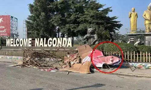 Kalvakuntla Kavitha: రాత్రికి రాత్రే కవిత ఫ్లెక్సీలు, హోర్డింగులు తొలగింపు.. జాగృతి నాయకుల ఆగ్రహం Kalvakuntla Kavitha: రాత్రికి రాత్రే కవిత ఫ్లెక్సీలు, హోర్డింగులు తొలగింపు.. జాగృతి నాయకుల ఆగ్రహం