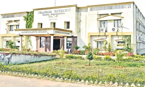 Nizamabad: తెలంగాణ యూనివర్సిటీలో విద్యార్థి నేతల నిరసన Nizamabad: తెలంగాణ యూనివర్సిటీలో విద్యార్థి నేతల నిరసన