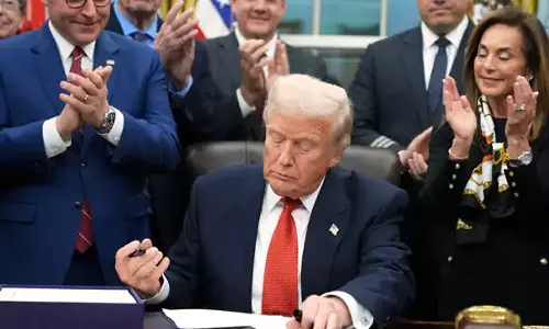 ప్రభుత్వ షట్డౌన్ను ముగించే ఫండింగ్ బిల్కు వైట్హౌస్ ఆమోదం ప్రభుత్వ షట్డౌన్ను ముగించే ఫండింగ్ బిల్కు వైట్హౌస్ ఆమోదం