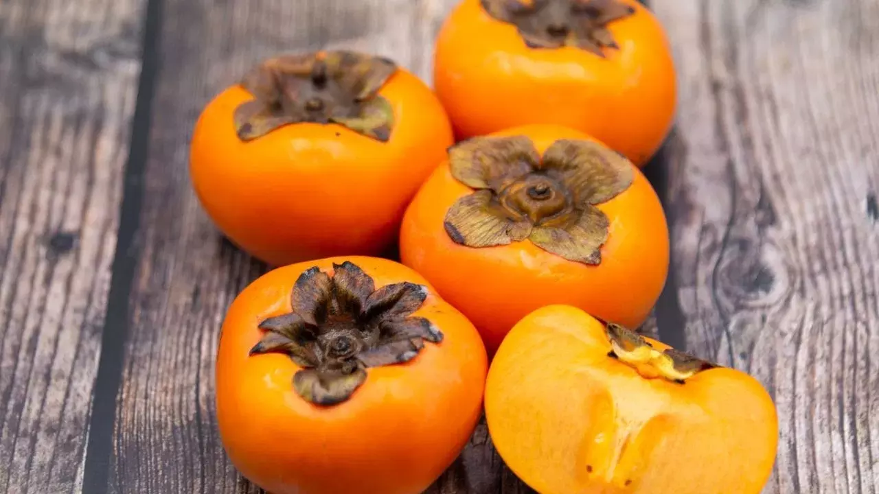 Persimmons : టమాటో ఆకారంలో ఉన్న పండు.. పర్సిమన్ తినడానికి 5 ప్రధాన కారణాలివే Persimmons : టమాటో ఆకారంలో ఉన్న పండు.. పర్సిమన్ తినడానికి 5 ప్రధాన కారణాలివే