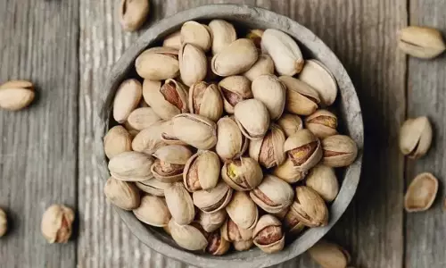 Pistachios Benefits : పిస్తా పప్పు తింటే ఆరోగ్యానికి ఎన్ని లాభాలో.. ఇంతకు రోజుకు ఎన్ని తినడం మంచిది? Pistachios Benefits : పిస్తా పప్పు తింటే ఆరోగ్యానికి ఎన్ని లాభాలో.. ఇంతకు రోజుకు ఎన్ని తినడం మంచిది?