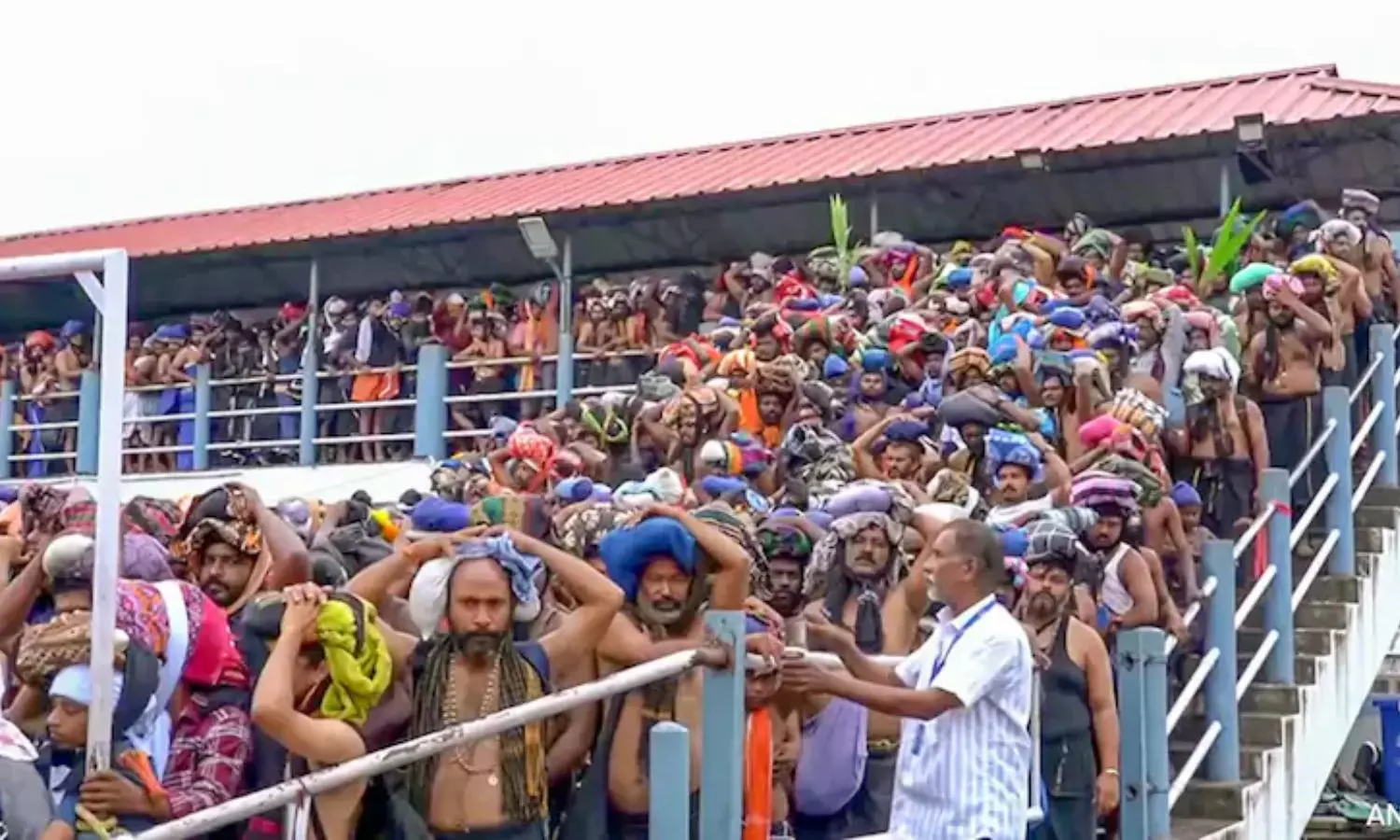 Sabarimala: శబరిమల యాత్రలో అపశృతి.. క్యూలో కిందపడి మరణించిన మహిళా భక్తురాలు