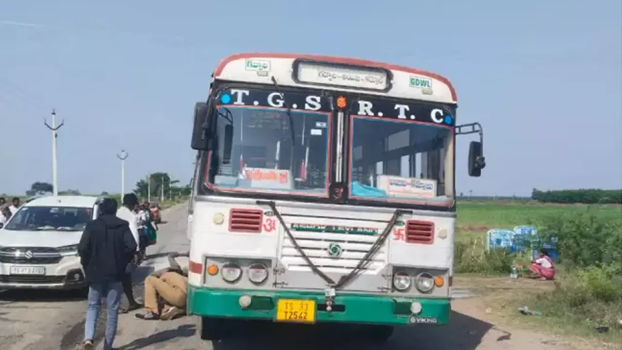 మహబూబ్నగర్లో బస్సు–కెమికల్ ట్యాంకర్ ఢీ: 40 మంది ప్రాణాపాయం తప్పింది మహబూబ్నగర్లో బస్సు–కెమికల్ ట్యాంకర్ ఢీ: 40 మంది ప్రాణాపాయం తప్పింది