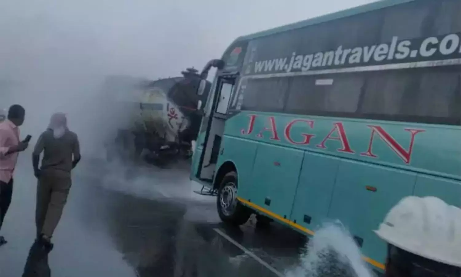 Mahabubnagar: కెమికల్ ట్యాంకర్ ను ఢీకొట్టిన జగన్ ట్రావెల్స్ బస్సు
