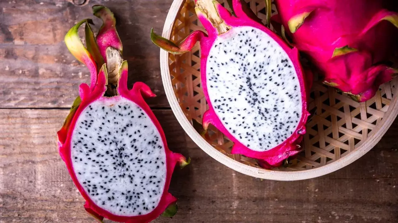 Dragon Fruit : డైట్ చేసేవాళ్లు తప్పక తినాల్సిన అద్భుతమైన పండు..దీని మ్యాజిక్ ఏంటో తెలిస్తే షాకవుతారు Dragon Fruit : డైట్ చేసేవాళ్లు తప్పక తినాల్సిన అద్భుతమైన పండు..దీని మ్యాజిక్ ఏంటో తెలిస్తే షాకవుతారు