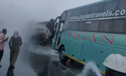 Mahabubnagar: కెమికల్ ట్యాంకర్ ను ఢీకొట్టిన జగన్ ట్రావెల్స్ బస్సు Mahabubnagar: కెమికల్ ట్యాంకర్ ను ఢీకొట్టిన జగన్ ట్రావెల్స్ బస్సు