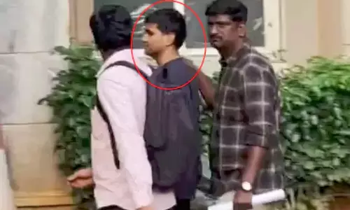 iBomma Ravi: పోలీసు కస్టడీలో ఐబొమ్మ రవి.. ప్రశ్నిస్తున్న పోలీసులు iBomma Ravi: పోలీసు కస్టడీలో ఐబొమ్మ రవి.. ప్రశ్నిస్తున్న పోలీసులు