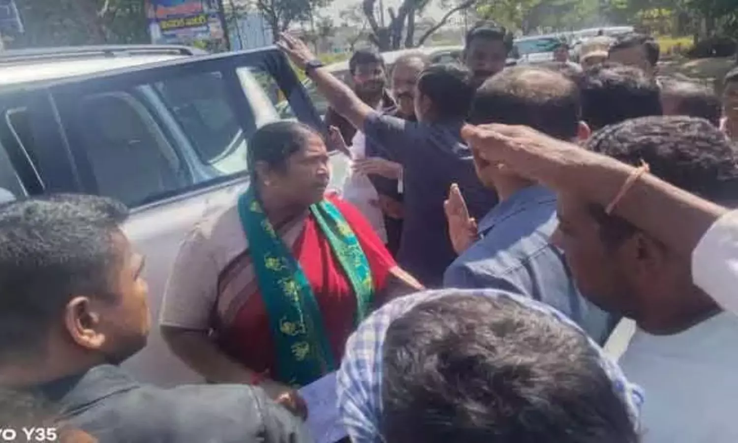 Seethakka: మంత్రి సీతక్కకు చేదు అనుభవం.. కాన్వాయ్‌ను అడ్డుకున్న రైతులు