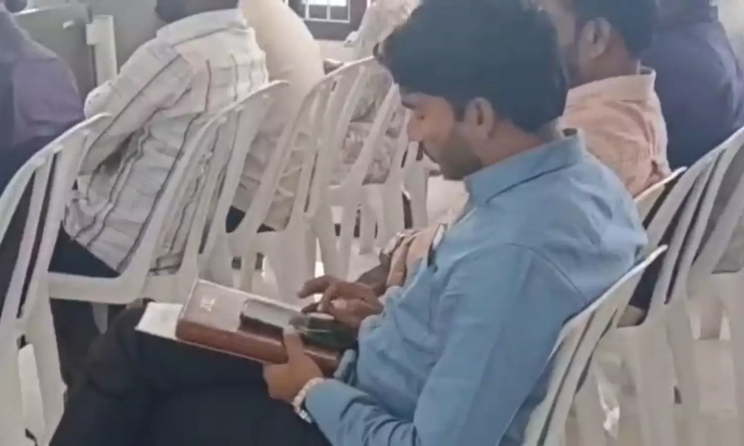 Rajanna Sircilla: ప్రజాప్రతినిధుల సమావేశంలో అధికారుల నిర్లక్ష్యం.. స్పీచ్ ఇస్తున్నా సెల్ ఫోన్ చాటింగ్‌లో బిజీ