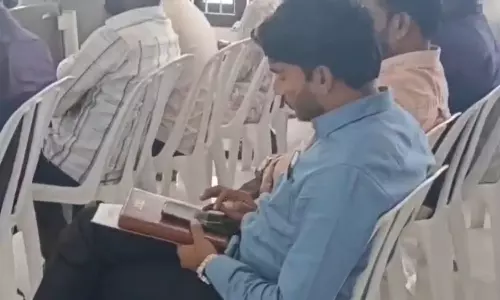 Rajanna Sircilla: ప్రజాప్రతినిధుల సమావేశంలో అధికారుల నిర్లక్ష్యం.. స్పీచ్ ఇస్తున్నా సెల్ ఫోన్ చాటింగ్‌లో బిజీ