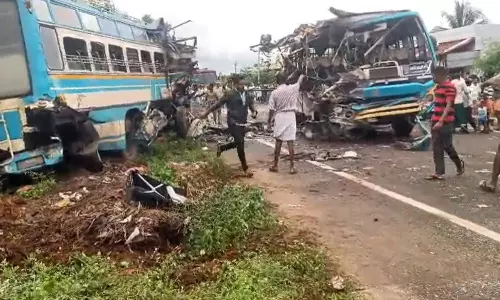 Road Accident: తమిళనాడులో ఘోర రోడ్డు ప్రమాదం.. రెండు ప్రైవెట్‌ ట్రావెల్స్‌ బస్సులు ఢీ