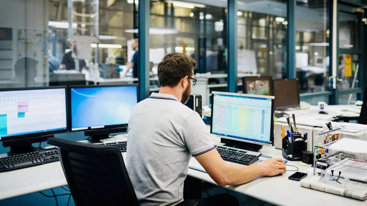 Desk Job Health Risks : వర్క్ ఫ్రమ్ హోమ్ అలర్ట్..గంటల తరబడి కూర్చుంటే 10 వేల అడుగులు నడిచినా వృథా