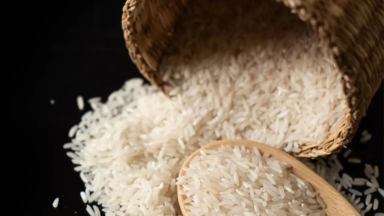 White Rice : రుచి ఎక్కువ, పోషకాలు తక్కువ.. వైట్ రైస్ తినడం వల్ల వచ్చే 5 పెద్ద సమస్యలివే White Rice : రుచి ఎక్కువ, పోషకాలు తక్కువ.. వైట్ రైస్ తినడం వల్ల వచ్చే 5 పెద్ద సమస్యలివే