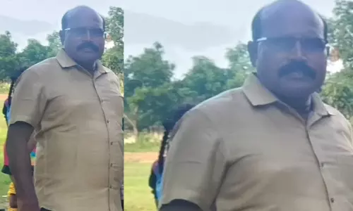 బాలికల కళాశాలలో విద్యార్థిని పట్ల అసభ్య ప్రవర్తన..  ఉపాధ్యాయుడికి దేహశుద్ధి