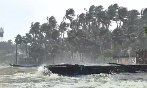 Cyclone Ditwa: నైరుతి బంగాళాఖాతంలో బలహీనపడిన దిత్వా తుఫాన్ Cyclone Ditwa: నైరుతి బంగాళాఖాతంలో బలహీనపడిన దిత్వా తుఫాన్