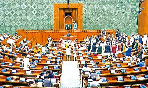 Lok Sabha: లోక్సభలో విపక్ష సభ్యుల ఆందోళన.. SIR చర్చకు సభ్యుల డిమాండ్ Lok Sabha: లోక్సభలో విపక్ష సభ్యుల ఆందోళన.. SIR చర్చకు సభ్యుల డిమాండ్