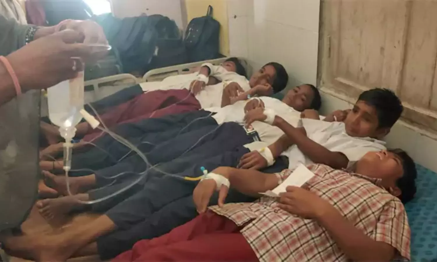 Gadwal: ఫుడ్ పాయిజన్తో 15 మంది విద్యార్థులు అస్వస్థత.. ఒకరి పరిస్థితి విషమం! Gadwal: ఫుడ్ పాయిజన్తో 15 మంది విద్యార్థులు అస్వస్థత.. ఒకరి పరిస్థితి విషమం!