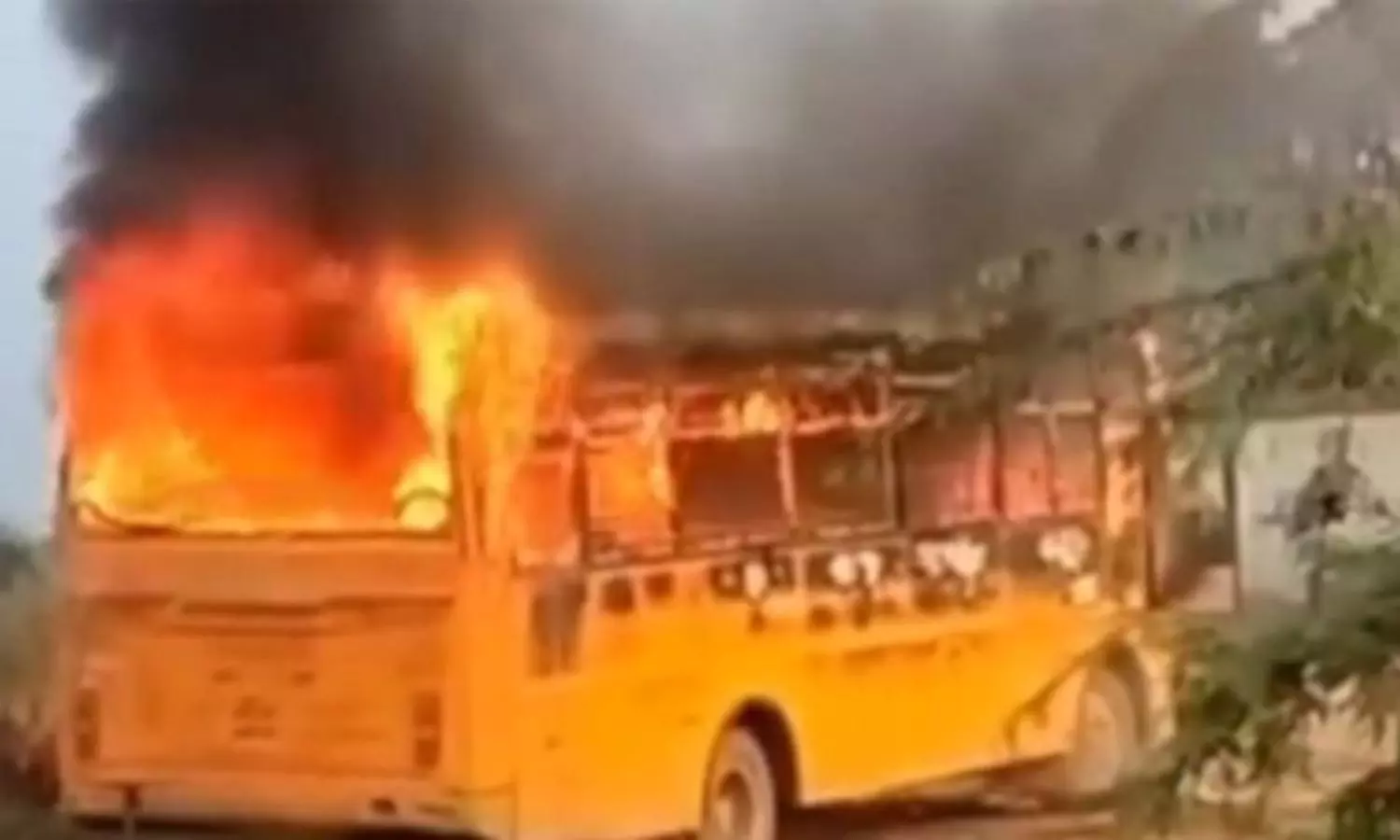 Prakasam: డ్రైవర్, క్లీనర్ మధ్య వివాదం.. స్కూల్ బస్సుకు నిప్పంటించిన క్లీనర్