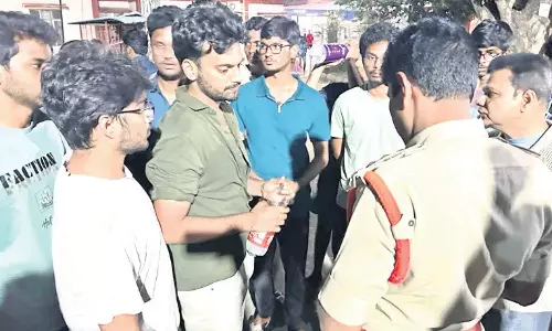 Eluru: వైద్య కళాశాలలో ర్యాగింగ్.. అర్ధరాత్రి జూనియర్ స్టూడెంట్స్ ఆందోళన