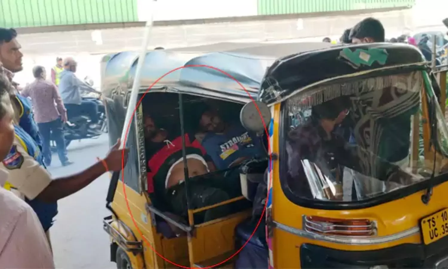 Hyderabad: చాంద్రాయణగుట్టలో కలకలం.. ఆటోలో రెండు మృతదేహాలు!