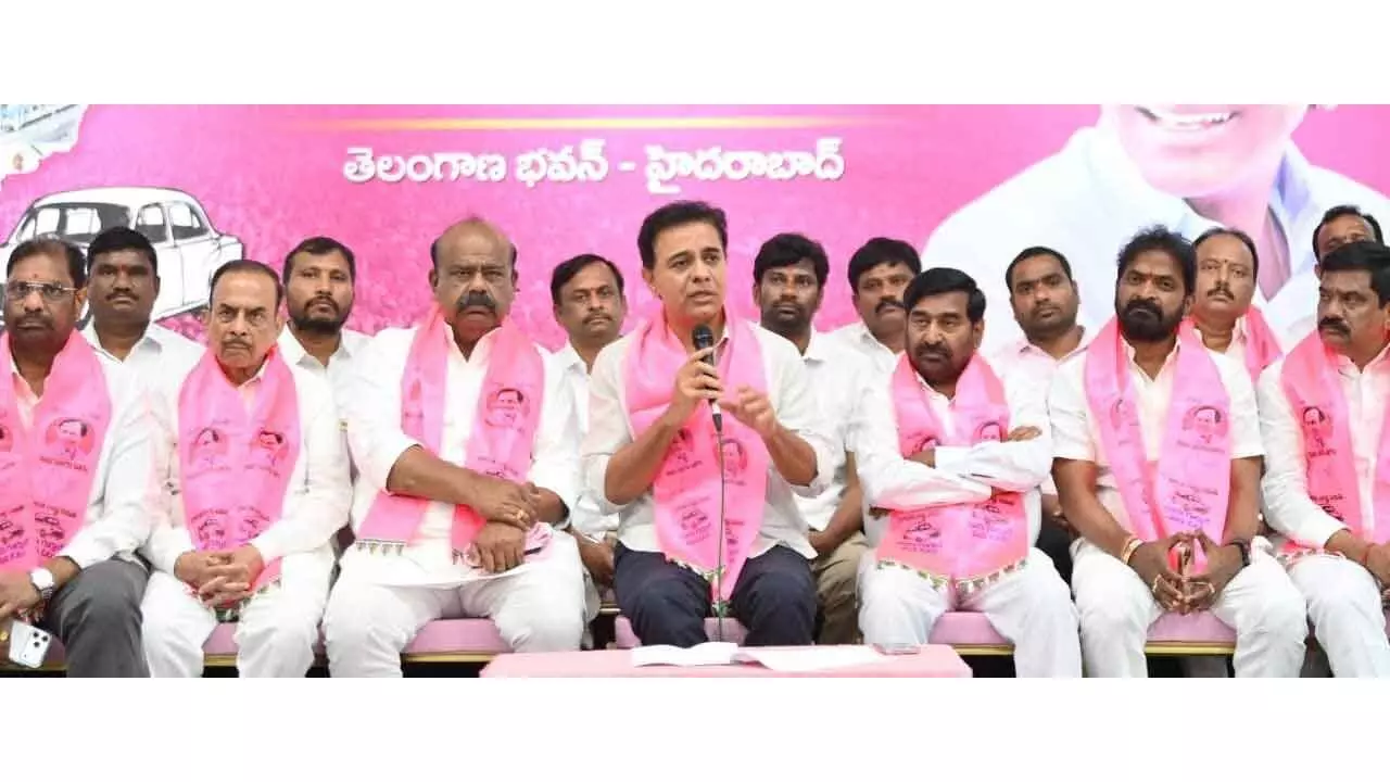 Telangana Politics: ప్రజా సమస్యలు పక్కనబెట్టి… బీఆర్ఎస్ నేతలు హైదరాబాద్లోనే? Telangana Politics: ప్రజా సమస్యలు పక్కనబెట్టి… బీఆర్ఎస్ నేతలు హైదరాబాద్లోనే?