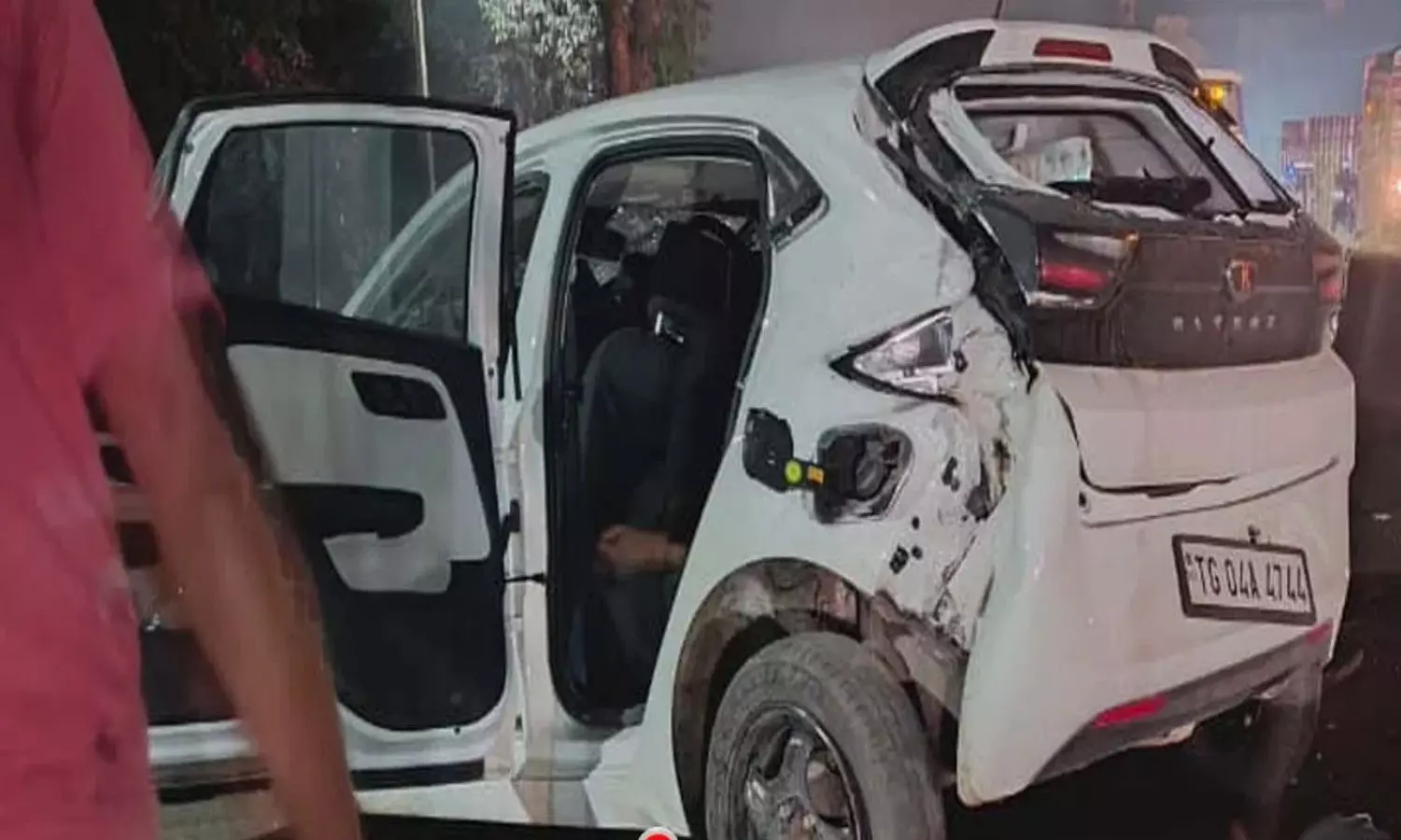 Khammam: ఘోర రోడ్డు ప్రమాదం.. డివైడర్ను ఢీకొన్న కారు.. ముగ్గురు మృతి Khammam: ఘోర రోడ్డు ప్రమాదం.. డివైడర్ను ఢీకొన్న కారు.. ముగ్గురు మృతి