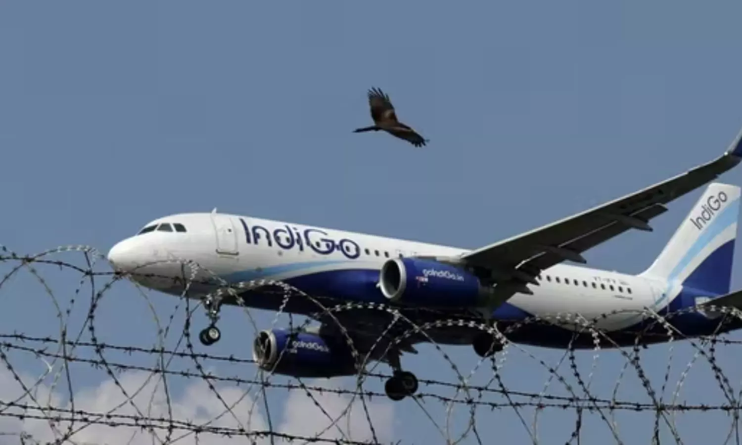 శంషాబాద్‌ ఎయిర్‌పోర్టులో గందరగోళం