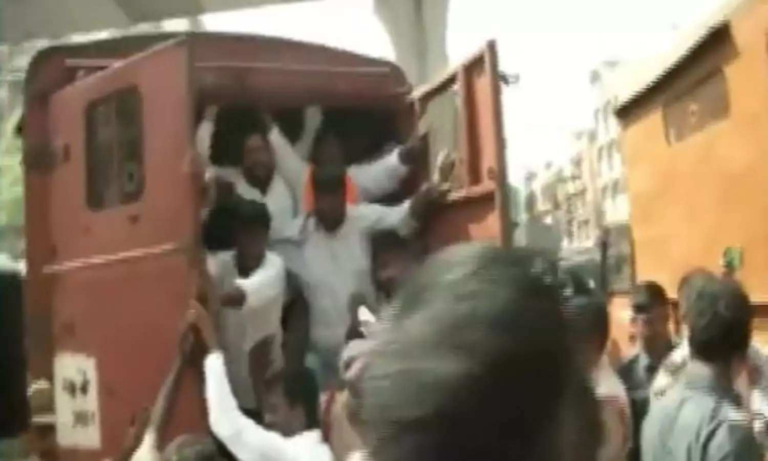 BJP Office: తెలంగాణ బీజేపీ స్టేట్ ఆఫీస్‌ దగ్గర ఉద్రిక్తత