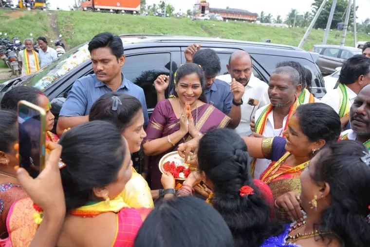 అనకాపల్లి జిల్లా రాయవరంలో హోంమంత్రి అనిత పర్యటన