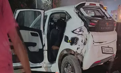 Khammam: ఘోర రోడ్డు ప్రమాదం.. డివైడర్‌ను ఢీకొన్న కారు.. ముగ్గురు మృతి