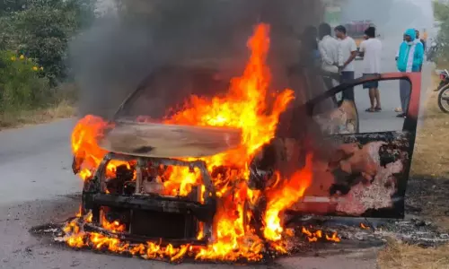 Fire Accident: కడ్తాల్లో ప్రమాదం.. మంటల్లో పూర్తిగా దగ్ధమైన కారు Fire Accident: కడ్తాల్లో ప్రమాదం.. మంటల్లో పూర్తిగా దగ్ధమైన కారు