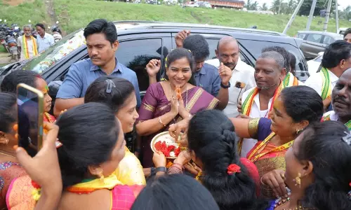 అనకాపల్లి జిల్లా రాయవరంలో హోంమంత్రి అనిత పర్యటన అనకాపల్లి జిల్లా రాయవరంలో హోంమంత్రి అనిత పర్యటన