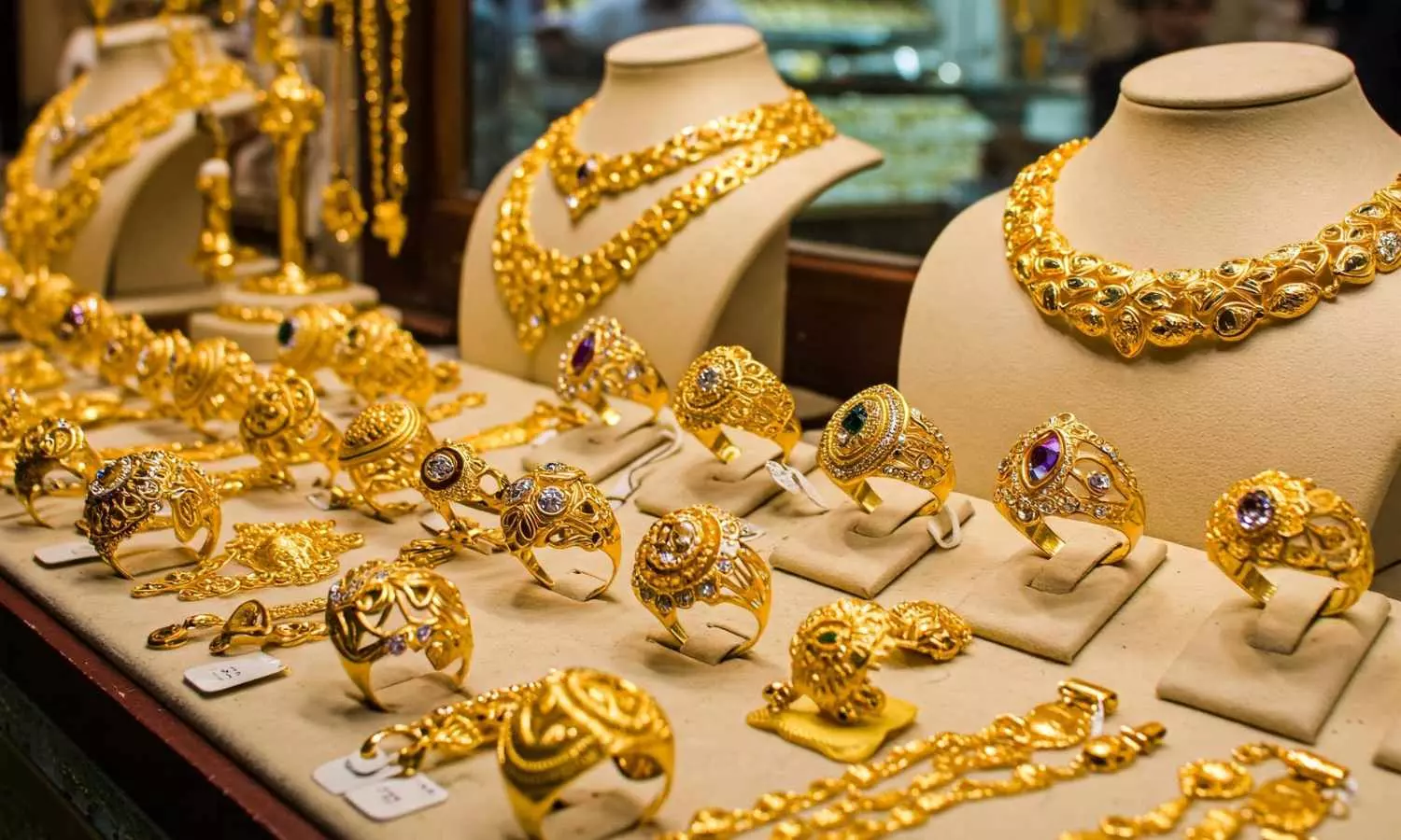 బంగారం ధరలు భారీగా తగ్గాయి: ఇంకా తగ్గే అవకాశం ఉందా? బులియన్ నిపుణుల తాజా హెచ్చరికలు ఇవే! | డిసెంబర్ 4 గోల్డ్ రేట్స్