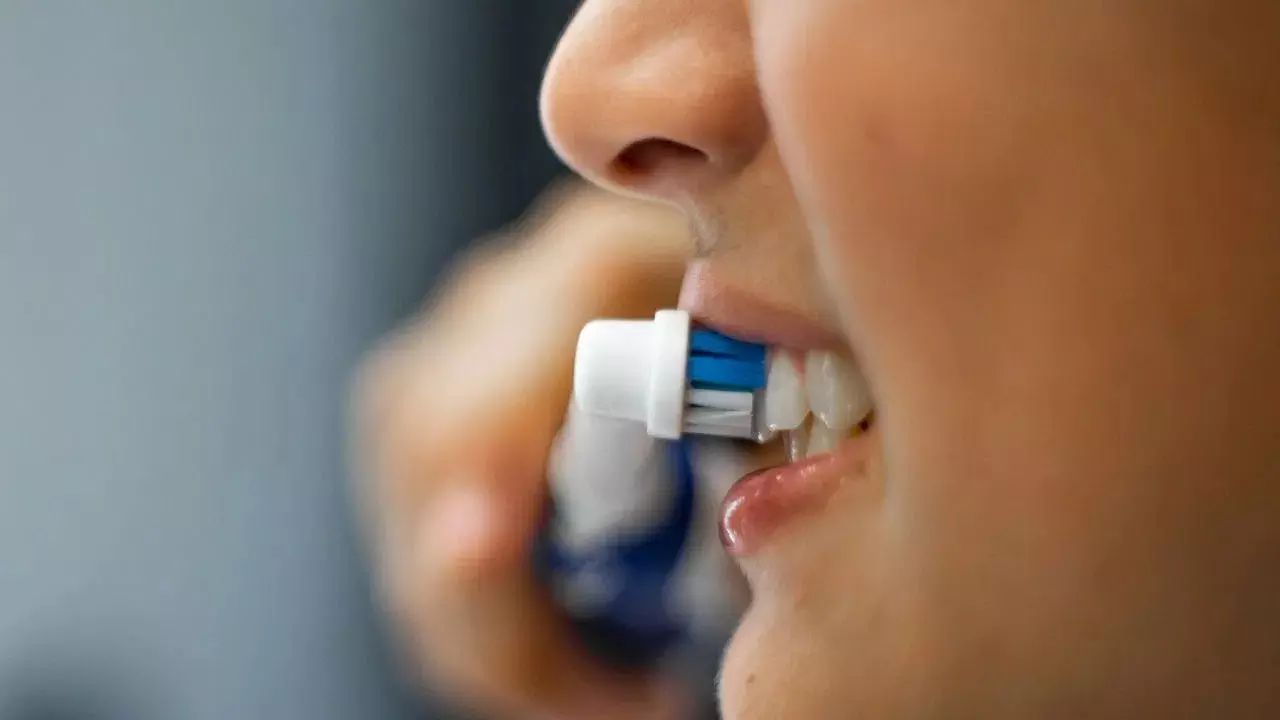 Brushing : ఒక రోజు బ్రష్ చేయకపోతే ఎంత ప్రమాదమో తెలుసా? ప్రాణానికే ముప్పు తెచ్చే భయంకరమైన రోగాలివే Brushing : ఒక రోజు బ్రష్ చేయకపోతే ఎంత ప్రమాదమో తెలుసా? ప్రాణానికే ముప్పు తెచ్చే భయంకరమైన రోగాలివే