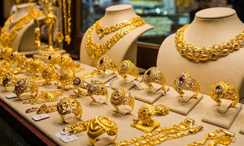 బంగారం ధరలు భారీగా తగ్గాయి: ఇంకా తగ్గే అవకాశం ఉందా? బులియన్ నిపుణుల తాజా హెచ్చరికలు ఇవే! | డిసెంబర్ 4 గోల్డ్ రేట్స్