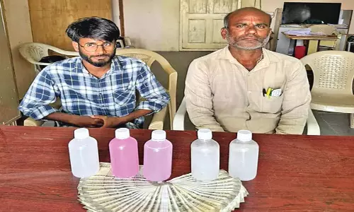 ఏసీబీ వలలో రంగారెడ్డి జిల్లా ల్యాండ్ సర్వేయర్ శ్రీనివాస్ ఏసీబీ వలలో రంగారెడ్డి జిల్లా ల్యాండ్ సర్వేయర్ శ్రీనివాస్