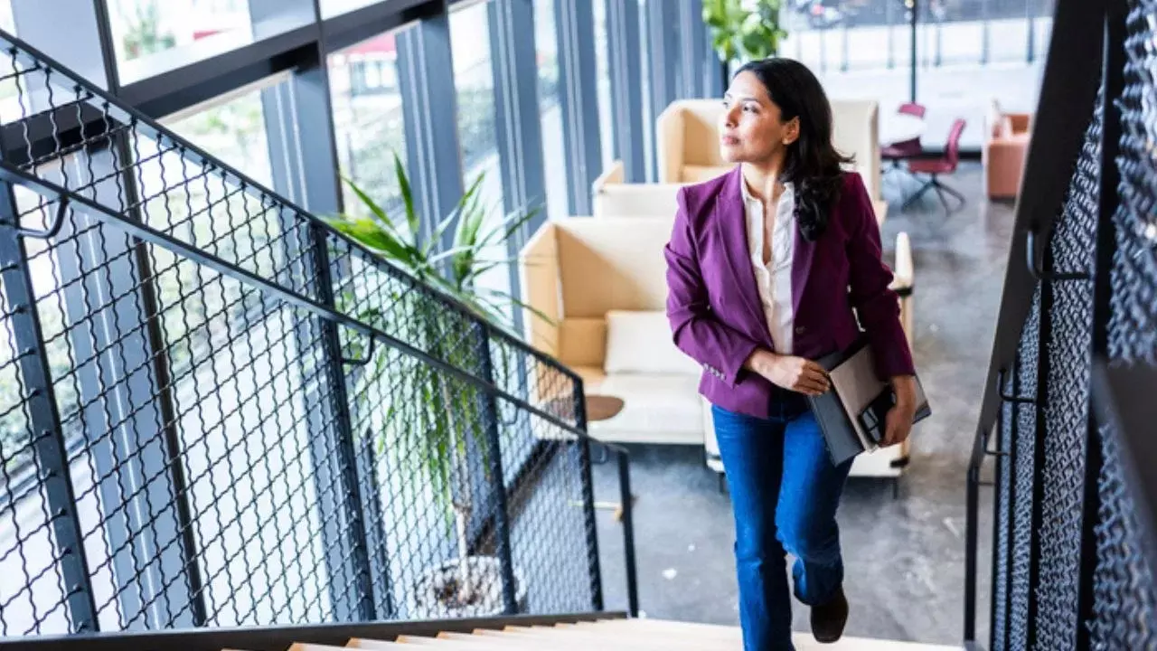 Mini Walks : ప్రతి గంటకు 5 నిమిషాలు నడవండి.. ఆఫీస్ పనిలో ఉన్నా ఆరోగ్యంగా ఉండడం ఇలాగే